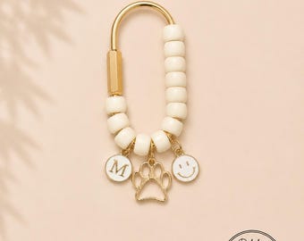 Hund Mama Taschenanhänger | Neutral + Gold Taschenanhänger | Anpassen mit Initial Charm | Geschenke für Hundeliebhaber | Trendy Taschenanhänger | Pfötchen Print Schlüsselanhänger