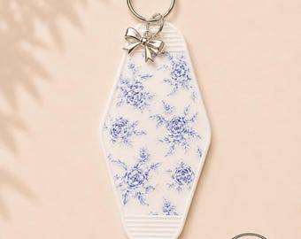 Blumen Vintage-Motel Schlüsselbund | Blaue Rosen, Schleife Charm, Benutzerdefinierte Initiale, Wohnheim Geschenk