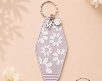 Retro lila Gänseblümchen-Motel Schlüsselbund | Personalisierte Anfangsblumenacrylschlüsselanhänger