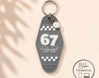 Grauer “67” Schlüsselanhänger | Rucksack Schlüsselanhänger | Kinder + Jugendlich Geschenk