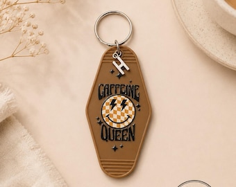 Caffeine Queen Schlüsselanhänger | Retro Hotel Brauner Schlüsselanhänger | Geschenke für Mädchen | Personalisierbar Schlüsselanhänger