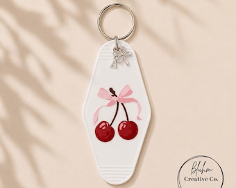 Cherry Cottage Schlüsselband | Weiß Acryl Schlüsselanhänger | Rote Kirsche| Rosa Schleife | Schleifenanhänger + Initialanhänger (personalisierte Initiale an der Kasse hinzugefügt)