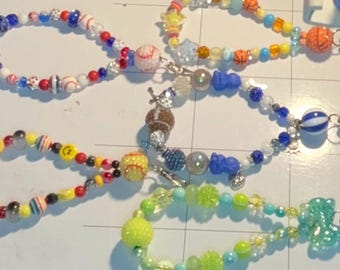 お気に入りのスポーツ／スポーツチームのグッズで、自分だけのスマホチャームを作ろう。