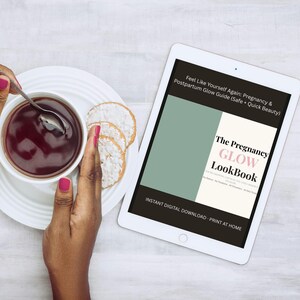 Peut inclure: Une tablette affiche "The Pregnancy GLOW LookBook" avec le texte "Feel Like Yourself Again: Pregnancy & Postpartum Glow Guide". Une tasse de liquide foncé et des biscuits sont sur une assiette blanche. Vernis à ongles rose.