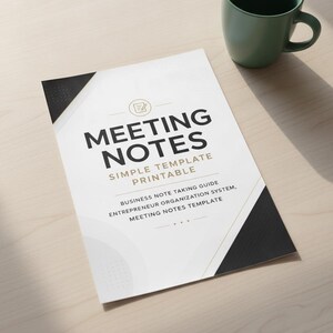 Könnte beinhalten: Ein weißes Papierdokument mit dem Titel MEETING NOTES SIMPLE TEMPLATE PRINTABLE mit schwarzen geometrischen Eckakzenten und einer kleinen grünen Tasse. Der Text enthält BUSINESS NOTE TAKING GUIDE, ENTREPRENEUR ORGANIZATION SYSTEM und MEETING NOTES TEMPLATE.