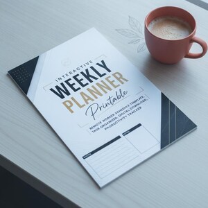 Könnte beinhalten: Ein weißer, interaktiver, druckbarer Wochenplaner mit schwarzem und goldenem Text, der "INTERACTIVE WEEKLY PLANNER Printable" und "REMOTE WORKER SCHEDULE TEMPLATE, TASK ORGANIZER, DIGITAL DOWNLOAD, PRODUCTIVITY TRACKER" neben einer korallenfarbenen Tasse zeigt.