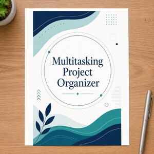 Könnte beinhalten: Ein weißer, rechteckiger Projektplaner-Einband mit dem Text Multitasking Project Organizer in Dunkelblau. Das Design zeigt abstrakte, wellenförmige Formen in Dunkelblau und Petrol, eine Blattillustration und geometrische Muster.