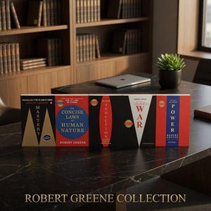Puede incluir: Una colección de libros de Robert Greene, incluyendo "Mastery", "The Concise Laws of Human Nature", "Seduction", "War" y "Power". Los libros se muestran sobre una superficie de mármol oscuro, con una estantería y un portátil en el fondo. El texto "ROBERT GREENE COLLECTION" está en la parte inferior.