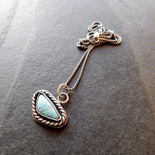 Collier à pendentif délicat Royston en argent sterling oxydé turquoise américain avec bordure en corde