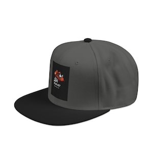 Könnte beinhalten: Grau-schwarze Baseballkappe mit flachem Schirm. Die Kappe hat einen rechteckigen Aufnäher mit dem Text "Life's Playlist" und einem musikalischen Motiv.