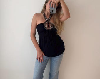 Top estilo años 90 con cuello halter y detalles bohemios vintage con cuentas.