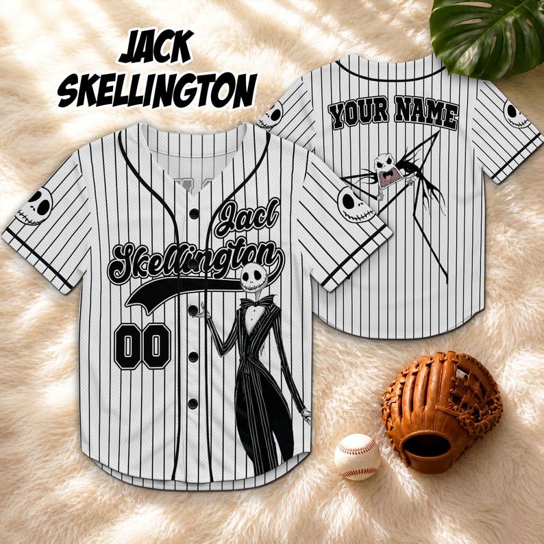 Może przedstawiać: Biało-czarna koszulka baseballowa w paski z Jackiem Skellingtonem. Koszulka ma napis "Jack Skellington" i numer "00" z przodu. Na zdjęciu znajdują się r&oacute;wnież rękawica i piłka do baseballu.