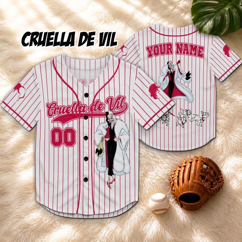 Może przedstawiać: Biało-czerwona koszulka baseballowa w paski z napisem "Cruella de Vil" i numerem "00". Koszulka przedstawia ilustrację Cruelli de Vil, rękawicę i piłkę do baseballu.