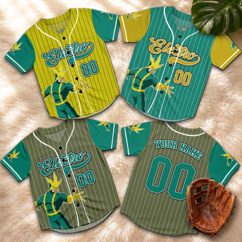 Puede incluir: Cuatro camisetas de b&eacute;isbol en tonos verdes y amarillos, con el personaje "Electro" y el n&uacute;mero "00". Las camisetas tienen mangas cortas y una parte delantera abotonada. Tambi&eacute;n se ve un guante de b&eacute;isbol marr&oacute;n.
