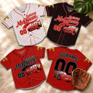 Puede incluir: Cuatro camisetas de b&eacute;isbol con Lightning McQueen de la pel&iacute;cula Cars. Las camisetas son rojas, negras y blancas con rayas finas. Cada camiseta tiene el n&uacute;mero "00" y el gr&aacute;fico de Lightning McQueen. Una camiseta tiene "Your Name" en la espalda.