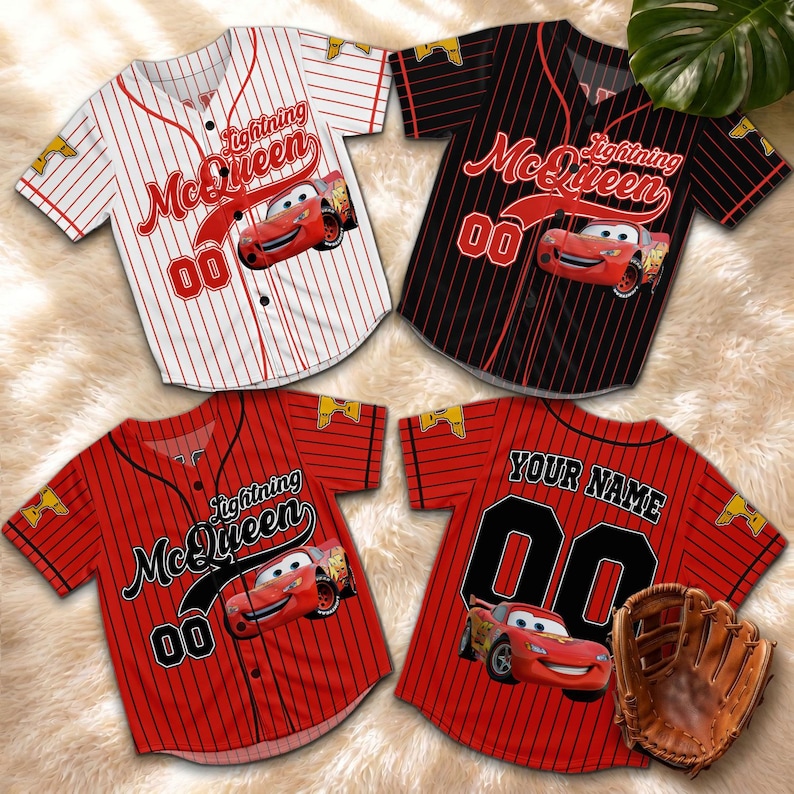 Puede incluir: Cuatro camisetas de b&eacute;isbol con Lightning McQueen de la pel&iacute;cula Cars. Las camisetas son rojas, negras y blancas con rayas finas. Cada camiseta tiene el n&uacute;mero "00" y el gr&aacute;fico de Lightning McQueen. Una camiseta tiene "Your Name" en la espalda.