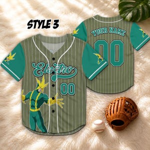 Puede incluir: Camiseta de b&eacute;isbol verde oliva con finas rayas blancas, con la palabra "Electro" y el n&uacute;mero "00". La camiseta tiene mangas verde azulado y un dibujo animado. Un guante y una pelota de b&eacute;isbol est&aacute;n al lado de la camiseta. El texto "STYLE 3" est&aacute; en la parte superior.