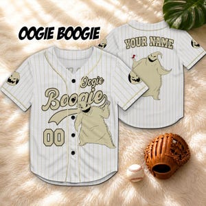 Może przedstawiać: Biała koszulka baseballowa z pionowymi prążkami, z napisem "Oogie Boogie" i "Oogie Boogie" z grafiką postaci z kresk&oacute;wek. Koszulka ma czarne guziki i numer "00". Rękawica i piłka do baseballu leżą obok koszulki.