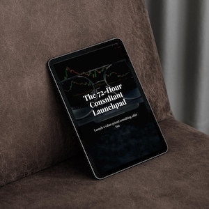 Könnte beinhalten: Ein schwarzes Tablet mit dem Text "The 72-Hour Consultant Launchpad" und einer Grafik eines Aktiencharts. Das Tablet liegt auf einer braunen Lederoberfläche, mit einem grauen Vorhang im Hintergrund.