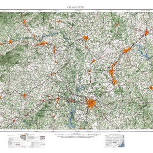 Pode incluir: Um mapa detalhado de Charlotte, Carolina do Norte, com uma rede de estradas, rios e áreas urbanas. O mapa usa uma paleta de cores verde, laranja e azul, com o centro da cidade destacado em laranja. A palavra "CHARLOTTE" está no topo.