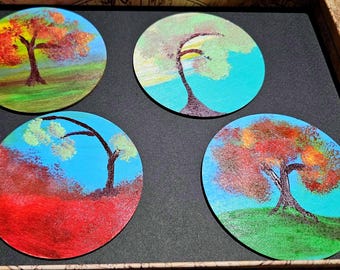 Handgeschilderde onderzetters, set van vier. Achterkant van kurk. Allemaal origineel, geen twee hetzelfde.