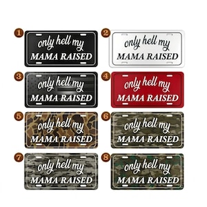 以下が含まれることがあります： さまざまな色とパターンで「only hell my MAMA RAISED」というフレーズが書かれたナンバープレートのコレクション。黒、白、赤、迷彩、アメリカ国旗のデザインが含まれています。