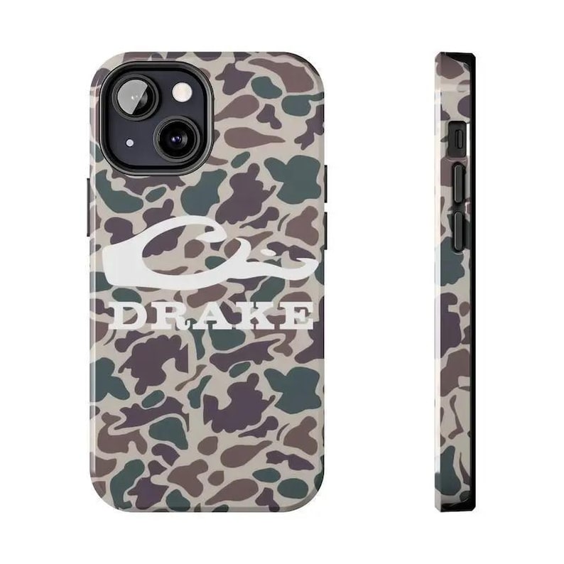 K&ouml;nnte beinhalten: Eine Smartphone-H&uuml;lle mit einem Tarnmuster in Braun-, Gr&uuml;n- und Beiget&ouml;nen. Die H&uuml;lle zeigt ein wei&szlig;es grafisches Logo einer Entenkopf-Silhouette &uuml;ber dem wei&szlig;en Schriftzug DRAKE. Das Design ist sowohl von der R&uuml;ckseite als auch von der Seite zu sehen.