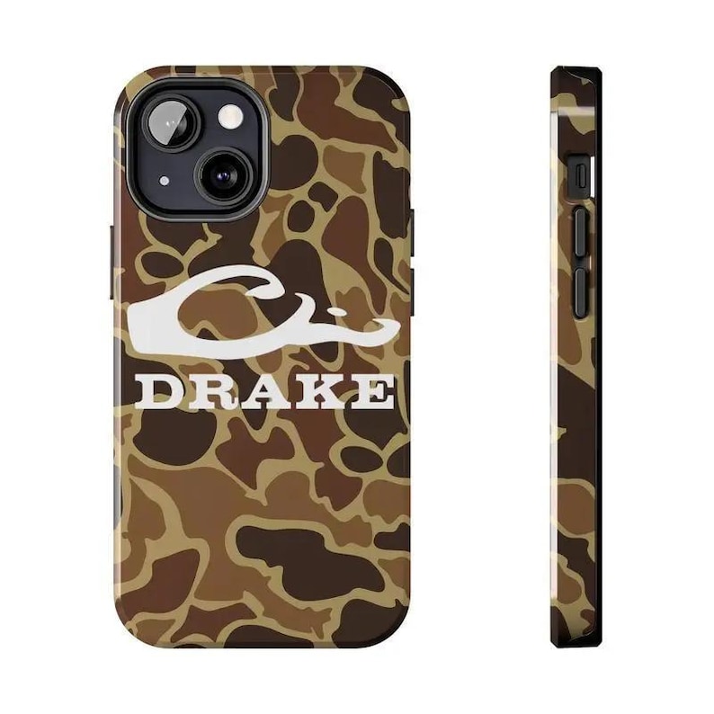 K&ouml;nnte beinhalten: Eine Smartphone-H&uuml;lle mit einem braunen, beigen und dunkelbraunen Tarnmuster. Die H&uuml;lle zeigt ein wei&szlig;es, stilisiertes Entenkopf-Logo &uuml;ber dem wei&szlig;en Schriftzug DRAKE. Das Design bedeckt die R&uuml;ckseite und die Seitenkanten der H&uuml;lle.
