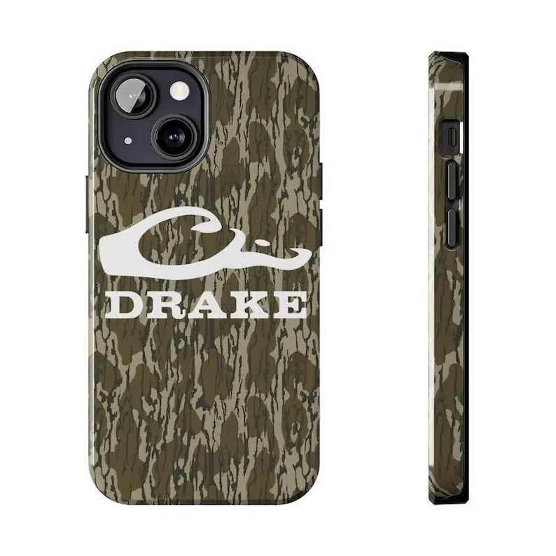 K&ouml;nnte beinhalten: Eine sch&uuml;tzende Handyh&uuml;lle mit einem Tarnmuster in Braun-, Gr&uuml;n- und Schwarzt&ouml;nen. Auf der R&uuml;ckseite befindet sich ein wei&szlig;es grafisches Logo einer Entenkopf-Silhouette &uuml;ber dem Schriftzug DRAKE in einer fetten, wei&szlig;en Serifenschrift.