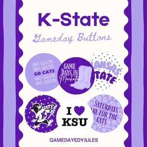Puede incluir: Una colección de seis botones circulares con diseños en morado y blanco con texto que incluye K-State, Go Cats, Game Days In Manhattan, Kansas State, I Heart KSU y Saturdays Are For The Cats, sobre un fondo de rayas moradas y lavanda.