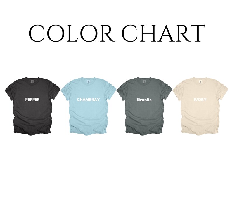 Pode incluir: Tabela de cores com quatro camisetas em cores diferentes: Pepper (preto), Chambray (azul claro), Granite (cinza) e Ivory (creme). Cada camisa tem o nome da cor impresso em branco.