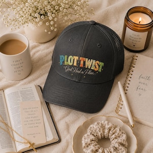 Gorra Trucker "Giro argumental: Dios tenía un plan" / Gorra cristiana con malla trasera / Gorra bordada con temática religiosa / Regalo cristiano para mujer