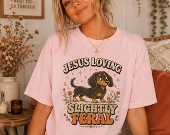 Camiseta "Jesus Ama Dachshund Ligeiramente Selvagem" | Camiseta Vintage Cristã para Amantes de Cães