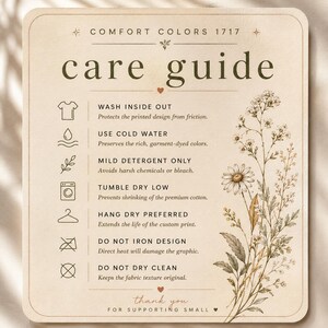 Pode incluir: Um guia de cuidados bege com texto e ilustra&ccedil;&otilde;es florais. O guia inclui instru&ccedil;&otilde;es para lavar, secar e passar a ferro. O texto diz "Comfort Colors 1717" e "care guide". A parte inferior do guia diz "obrigado por apoiar as pequenas empresas".