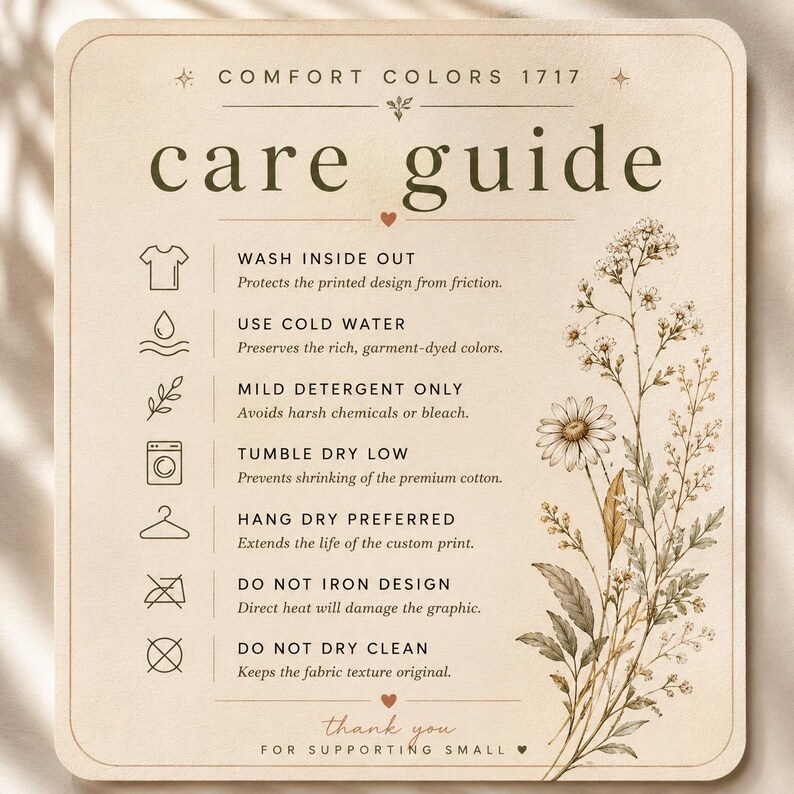 Pode incluir: Um guia de cuidados bege com texto e ilustra&ccedil;&otilde;es florais. O guia inclui instru&ccedil;&otilde;es para lavar, secar e passar a ferro. O texto diz "Comfort Colors 1717" e "care guide". A parte inferior do guia diz "obrigado por apoiar as pequenas empresas".