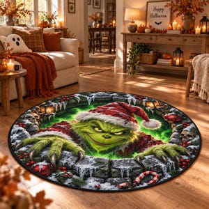 Könnte beinhalten: Ein runder Teppich mit einer grünen Figur, die eine rote Weihnachtsmütze und einen Mantel trägt und aus einem Steinbrunnen hervorkommt. Das Design zeigt verschneite Steinkanten, rote Ornamente, eine Zuckerstange und grünes Licht.