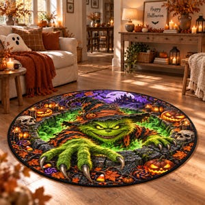 Puede incluir: Una alfombra redonda que presenta una criatura verde y peluda con garras afiladas emergiendo de un pozo de piedra. El diseño incluye un sombrero de bruja, calabazas brillantes, calaveras, velas y la silueta de un castillo oscuro.