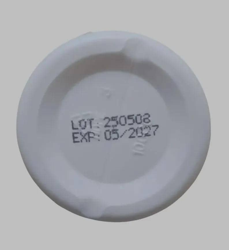 以下が含まれることがあります： 「LOT: 250508」と「EXP: 05/2027」の黒い文字が印刷された白いプラスチック製の蓋。蓋は円形で、中央がわずかにくぼみ、縁に小さなへこみがあります。