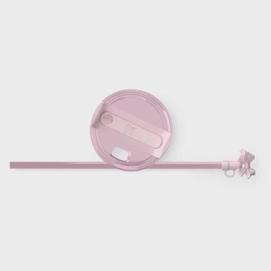 Puede incluir: Una tapa de vaso rosa claro con una pajita y un lazo a juego. La tapa tiene un cierre deslizante y un peque&ntilde;o logotipo. La pajita recta tiene un lazo decorativo en el extremo.