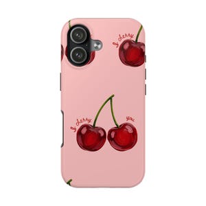 Puede incluir: Funda de teléfono rosa con un patrón repetido de cerezas rojas con tallos verdes. La frase "I cherry you" está escrita en un estilo manuscrito. La funda tiene un recorte para la cámara y botones laterales negros.