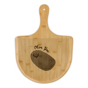 Puede incluir: Una tabla de cortar de bambú con asa. La tabla presenta una ilustración de aceituna marrón oscuro con un corazón y las palabras "Olive You" en escritura negra. La tabla es de color marrón claro.