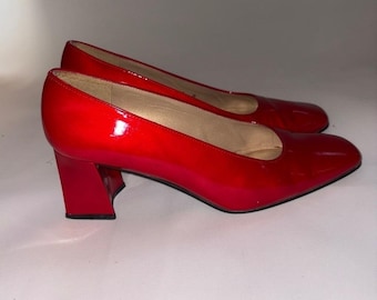 Zapatos de tacón Stuart Weitzman de estilo vintage en charol rojo, talla 6