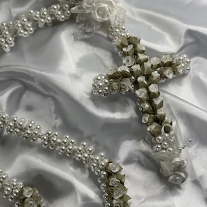 Lazo de boda - witte bloemen met witte olijven - witte bodem - witte wijn