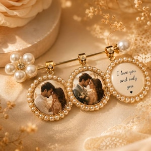 Può includere: Spilla dorata con tre pendenti rotondi con bordi di perle. Due pendenti mostrano la foto di una coppia, mentre il terzo ha il testo "I love you and only you". Un fiore di perla e un accento di perla completano il design.