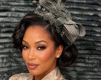 Elegante tocado negro con pedrería, sombrero de lujo para la iglesia, tocado para el Derby, sombrero para invitada de boda, sombrero para fiesta de té, tocado negro llamativo.