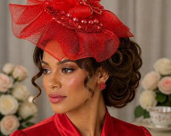 Elegante cappellino fascinator rosso acceso con dettagli floreali e di perle.