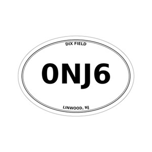 Può includere: Un adesivo di forma ovale bianco con un sottile bordo nero. Il testo "DIX FIELD" è stampato in nero nella parte superiore, il grande codice alfanumerico "ONJ6" è centrato in nero e "LINWOOD, NJ" è stampato in nero nella parte inferiore.