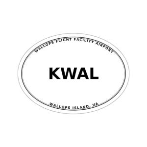 Puede incluir: Una pegatina de forma ovalada con fondo blanco y un borde negro fino. El texto KWAL está impreso en letras negras grandes en el centro. El texto WALLOPS FLIGHT FACILITY AIRPORT está arqueado en la parte superior y WALLOPS ISLAND, VA abajo.