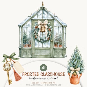 Może przedstawiać: Akwarelowa ilustracja zielonej szklarni z zaśnieżonym dachem, wieńcem z dzwonkiem i kokardą na drzwiach oraz drzewkami w doniczkach w środku. Zawiera złoty klucz z zieloną wstążką i chwostem, pustą etykietę oraz drzewko iglaste w doniczce z kokardą.