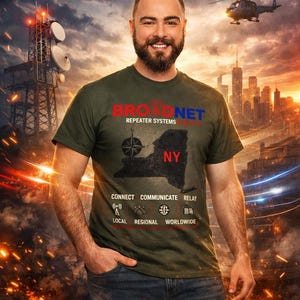 Puede incluir: Un hombre con una camiseta verde con el texto "BROADNET Repeater Systems NY". La camiseta también presenta las palabras "Connect, Communicate, Relay" y las frases "Local, Regional, Worldwide". El fondo incluye un paisaje urbano, un helicóptero y torres de comunicación.